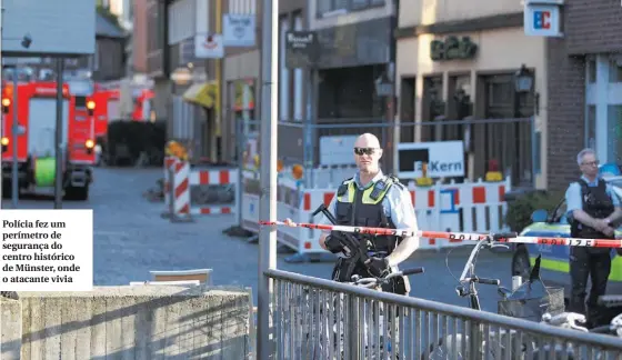  ??  ?? Polícia fez um perímetro de segurança do centro histórico de Münster, onde o atacante vivia