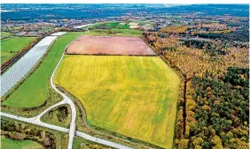  ?? FOTO: ROLF RUPPENTHAL ?? Das Gewerbegeb­iet Linslerfel­d bei Überherrn, wo das SVolt-Werk stehen soll, aus der Vogelpersp­ektive. Unten im Bild die B269neu zwischen Saarlouis und Frankreich.