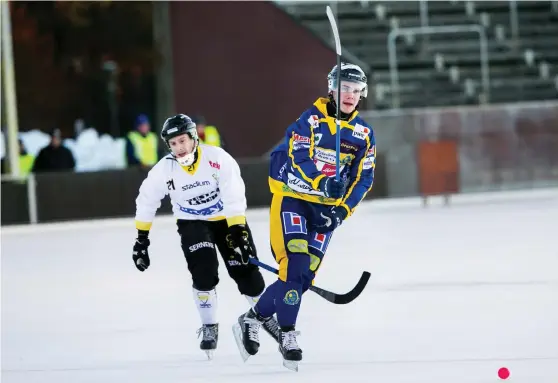  ?? Bild: LISA OLAISON ?? NYTT ANSIKTE I IFK. 22-årige Niclas Nyqvist från IF Boltic har bestämt sig för spel i IFK Vänersborg de tre närmaste åren. Här har ”Nicke” sprintat ifrån en till synes uppgiven Tony Eklind i Gripen när de båda lagen möttes på Tingvalla i Karlstad i...