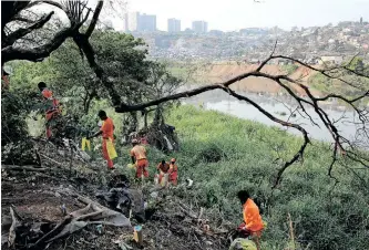  ?? | SHELLEY KJONSTAD African News Agency (ANA) ?? STAFF of Adopt A River clear the Mngeni riverbank.