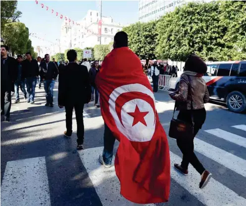  ??  ?? Après la révolution de 2011, la Tunisie est le seul pays arabe à trouver la voie de la transition, mais non sans difficulté­s.