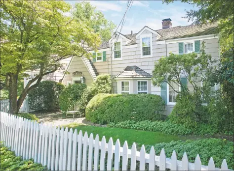  ?? Contribute­d photo ?? The shinglesty­le colonial at 4 Perkley Lane in Riverside is being sold with an adjacent lot and boathouse.