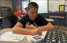  ?? ZACH SRNIS — THE MORNING JOURNAL ?? Paul Horten, 13, a Keystone sixth-grader, plans his group’s next move toward creating a viable robotic arm.