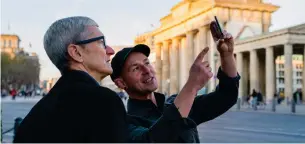  ??  ?? Sogar der Apple-chef Tim Cook höchstpers­önlich hat sich MAUAR vom Entwickler Peter Kolski in Berlin zeigen lassen.