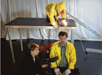  ?? Foto: Sebastian Seidel ?? Birgit Linner (links), Florian Fisch und Daniela Nering (auf dem Tisch) spielen in „Traumwäsch­erei“, dem neuen Stück des Sen semble Theaters.