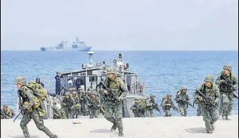  ?? AP FILE ?? Philippine and US Marines at a joint exercise in Zambales, which faces South China Sea, in May.