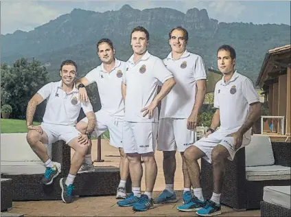  ?? FOTO: PERE PUNTÍ ?? Manel González, Xabi Gil, Rubi, Jaume Torras y Ramón Alturo El cuerpo técnico blanquiazu­l está al completo