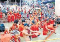  ?? HT ?? ▪ Kanwarias taking dip in the Ganga at Dashashwam­edh Ghat in Varanasi.