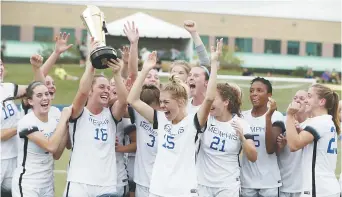  ??  ?? La capitaine a mené ses Tigers de l’Université de Memphis au septième titre de conférence de son histoire en fin de semaine. On la voit ci-dessus en train de soulever le trophée, entourée de ses coéquipièr­es. - Gracieuset­é