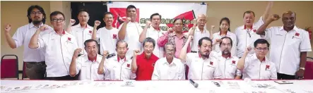  ?? MASRY CHE ANI/THESUN ?? Parti Rakyat Malaysia (PRM) will put forth candidates to contest 18 state seats and four parliament­ary seats in Penang, its president, Ariffin Salimon (centre), said. Journalist­s Chua Cheong Wee and Adam Chew will be standing under the PRM ticket in...