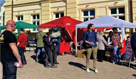  ?? FOTO: ANKE KREY ?? Gegen den Trauermars­ch versammeln sich in Demmin alljährlic­h am 8. Mai Vereine, Parteien und Demonstran­ten aus dem linken Spektrum.