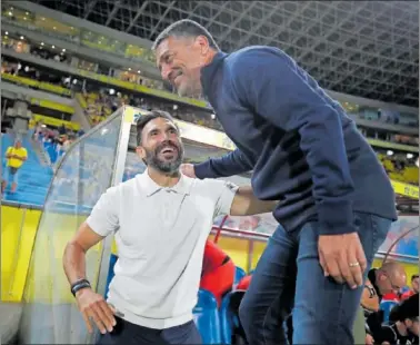  ?? ?? García Pimienta saluda a Eder Sarabia en el Estadio de Gran Canaria.