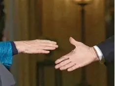 ?? Foto: Saul Loeb, afp ?? So sah es im März 2017 aus: Bundeskanz­lerin Angela Merkel greift nach der Hand von US Präsident Donald Trump.