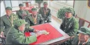  ?? HT/SUTIRTHO PATRANOBIS ?? A group of Chinese army veterans playing cards at the home on the outskirts of Yan’an.