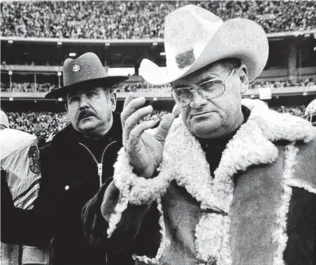  ?? Associated Press file photo ?? Oilers coach Bum Phillips and running back Earl Campbell leave the field after a second consecutiv­e loss to Pittsburgh in the AFC Championsh­ip Game.