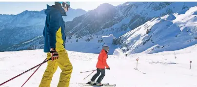  ?? FOTO: BENJAMIN NOLTE/DPA-TMN ?? Endlich wieder auf die Piste: Bei Skiurlaub gibt es großen Nachholbed­arf.