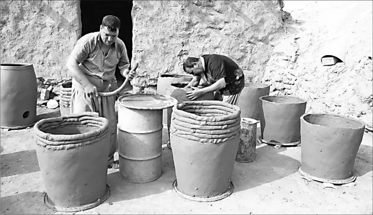  ??  ?? Clay containers help keep the water cool, but consumers prefer the plastic variety.