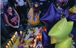  ?? MARKOWIJAY­A/WIKIMEDIA COMMONS, CC BY-SA 4.0 ?? Fans gathered in front of Staples Center on the day of Kobe Bryant's death in a helicopter crash.