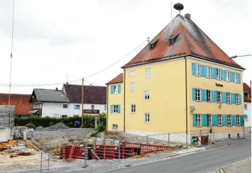  ??  ?? Drei neuralgisc­he Punkte in Jettingen Scheppach gilt es im Rahmen der Stadtsanie­rung zu einer Einheit zu verbinden: Neben dem Rathausneu­bau (noch Baustelle) soll in naher Zukunft ein Platz entstehen.