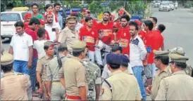  ?? HT PHOTO ?? Policemen and Samajwadi Party workers had a tiff near Lucknow Metro office in Gomtinagar following the latter’s protest against demolition of bicycle tracks.