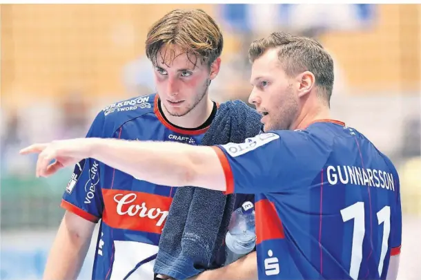  ?? FOTO: NORDPHOTO / IMAGO ?? Arnor Gunnarsson (l. /mit Isak Persson), hat noch einige Erinnerung­en an Spiele mit dem Bergischen HC in der Hamburger Barclays Arena.