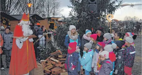  ?? FOTOS: JANINE LEHLEITER ?? Der Nikolaus besucht den Gögemer Adventszau­ber.