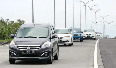  ?? FRIZAL/JAWA POS ?? KOMPETITIF: Sejumlah varian mobil Suzuki dalam uji kendara melintasi tol Surabaya–Mojokerto akhir pekan lalu.