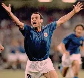  ??  ?? Gli occhi spiritati di Totò Salvatore Schillaci, oggi 55 anni, capocannon­iere al Mondiale di Italia 90 con 6 gol