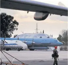  ??  ?? ► Un militar ruso hace guardia en Hemeimeem en Siria en marzo pasado.