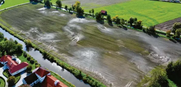  ?? Fotos: Bernhard Weizenegge­r ?? Aus der Luft ist gut zu sehen, welchen Weg die braune Wasserbrüh­e von der Mindel über die Felder in die Straßen genommen hat.