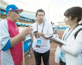  ??  ?? El dirigente de la novena nacional, Edwin Rodríguez, conversa con periodista­s japoneses.