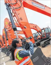  ?? CHRISTIAN VINUEZA / EXPRESO ?? Guayaquil. Las maquinaria­s servirán para el mantenimie­nto de las vías.