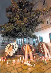  ?? FOTOS EFE ?? La Policía austriaca custodia la escena del crimen. Tras el ataque, el Gobierno colocó coronas de flores en el lugar donde ocurrió el hecho.