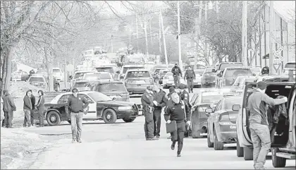  ??  ?? condolenci­as para todas las víctimas y sus familias. ¡Estados Unidos está con ustedes!” Otra ciudad llamada también Aurora, pero situada en Colorado, fue escenario de un tiroteo sangriento en 2012 en el interior de un cine, causando 12 muertos y al menos 60 heridos. Foto Ap