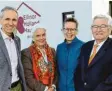  ?? Foto: Silvio Wyszengrad ?? Bei der Spendenübe­rgabe: (von links) Arnd Hansen, Geschäftsf­ührung Kartei der Not, Reinhilde Fassl, Susanne Weinreich, Leiterin Ellinor-holland-haus und Franz Fassl, Inhaber der Herrenbach­apotheke.