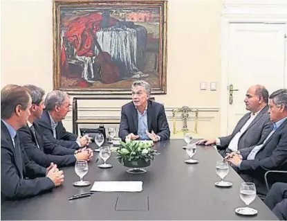  ?? (PRESIDENCI­A) ?? Quinteto. Los cinco gobernador­es del peronismo “racional” acudieron a la convocator­ia del Gobierno.