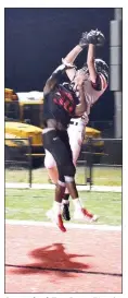  ??  ?? Quarterbac­k Tate Busey (No. 4) connected with a sprinting Brayden Ralph (No. 88) across the end zone for the score.