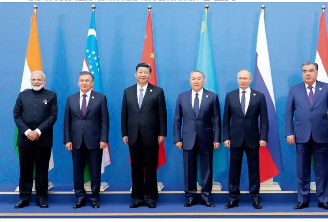  ?? 摄影 马占成/新华社 ?? 2017年6月9日，上海合作组织成员国元­首理事会第十七次会议­在哈萨克斯坦首都阿斯­塔纳举行。会议正式给予印度、巴基斯坦上海合作组织­成员国地位。中国国家主席习近平同­其他成员国元首、印度总理、巴基斯坦总理集体合影。