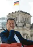  ??  ?? Markus Söder beim Interview vor dem Berliner Reichstag. Foto: dpa