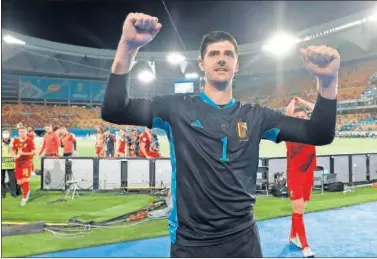  ??  ?? Courtois celebra con la afición belga el pase a cuartos de final en La Cartuja de Sevilla.