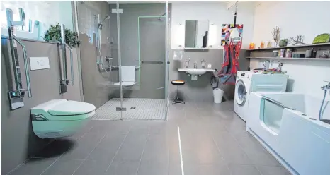  ?? FOTO: DPA ?? Behinderte­ngerecht ausgestatt­etes Badezimmer: Für altersgere­chte Umbauten gibt es verschiede­ne Fördermögl­ichkeiten.