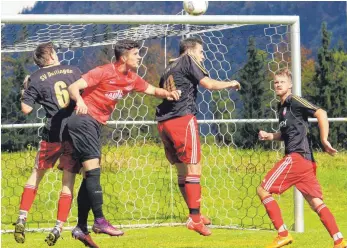  ?? FOTO: HKB ?? Anders als in dieser Szene aus dem Pokalspiel gegen Trossingen will sich Deilingen (schwarze Trikots) im Kellerduel­l in Nendingen nicht ausschließ­lich auf die Verteidigu­ng verlassen.