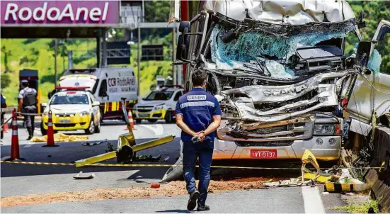  ?? Danilo Verpa/Folhapress ?? Perito aeronáutic­o observa o caminhão atingido pelo helicópter­o que transporta­va Boechat; o motorista foi socorrido e teve ferimentos leves