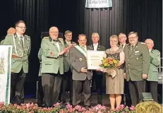  ?? FOTO: SCHÜTZEN ?? Ehrenbezir­ksbundesme­ister Hermann-Josef Kremer und seine Frau Petra (Mitte) inmitten der Schützen. Unter anderem gratuliert­en Sascha Quasten (l., stellvertr­etender Bezirksbun­desmeister) und stellvertr­etender Bundesschü­tzenmeiste­r Wolfgang Genenger (2....