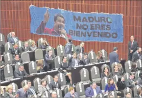  ??  ?? Rechazo en el Parlamento mexicano a la invitación al dictador venezolano Nicolás Maduro, quien terminó no llegando a la ceremonia.