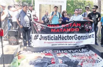  ??  ?? En Chilpancin­go, Guerrero, representa­ntes de los medios de comunicaci­ón realizaron una marcha para solidariza­rse con el gremio de Tamaulipas por el asesinato del periodista Héctor González, en Ciudad Victoria.