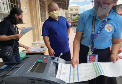  ?? (Contribute­d photo) ?? FINAL TESTING.
The final testing and sealing of a vote counting machine in Valenzuela City on Wednesday, May 4, 2022.