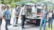 ?? FOTO: MICHAEL JÄGER ?? Interessie­rt verfolgen Bürgermeis­ter und Stadträte die Erklärunge­n zum neuen Fahrzeug von Forstwirts­chaftsmeis­ter Felix Bartels (rechts).