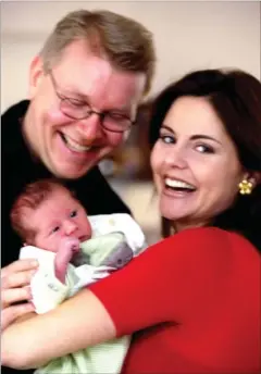  ?? FOTO: OLE BUNTZEN ?? Maria Hirse og Peter Asschenfel­dt med deres nyfødte.