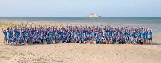  ?? © Maio Arias ?? En haut : la « photo de famille » du B2B Kite Summit 2019 chez Dakhla Atitude et devant l’Île du Dragon.